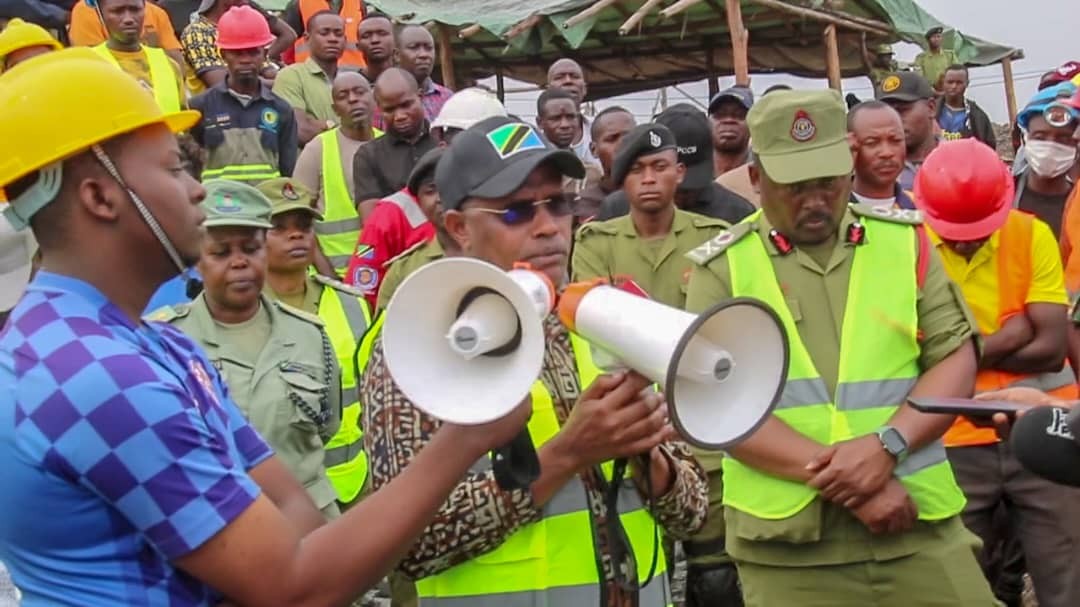 SILLO: JESHI LA ZIMAMOTO NA UOKOAJI LINAENDELEA KWA BIDII KUOKOA MAFUNDI WALIOKWAMA MGODINI SHINYANGA