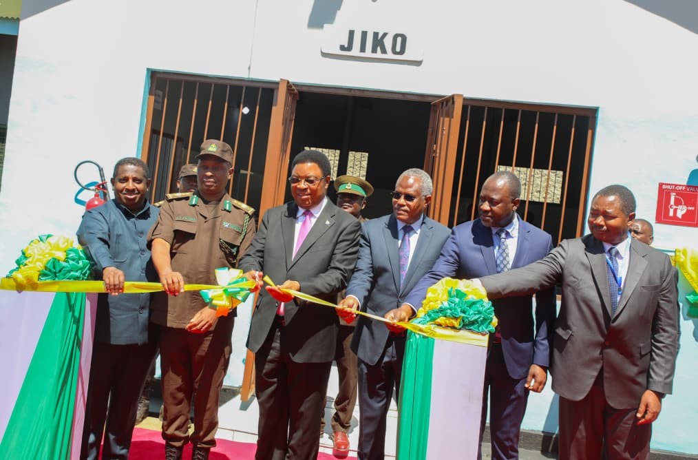 <p>Waziri Mkuu wa Jamhuri ya Muungano wa Tanzania, Mhe. Kassim Majaliwa, amesema Rais wa Jamhuri ya Muungano wa Tanzania, Mhe. Dkt. Samia Suluhu Hassan, ameipa heshima nchi kwa kuhamasisha matumizi ya Nishati safi ya kupikia, ambayo ni kipaumbele cha mataifa mengi duniani.</p>