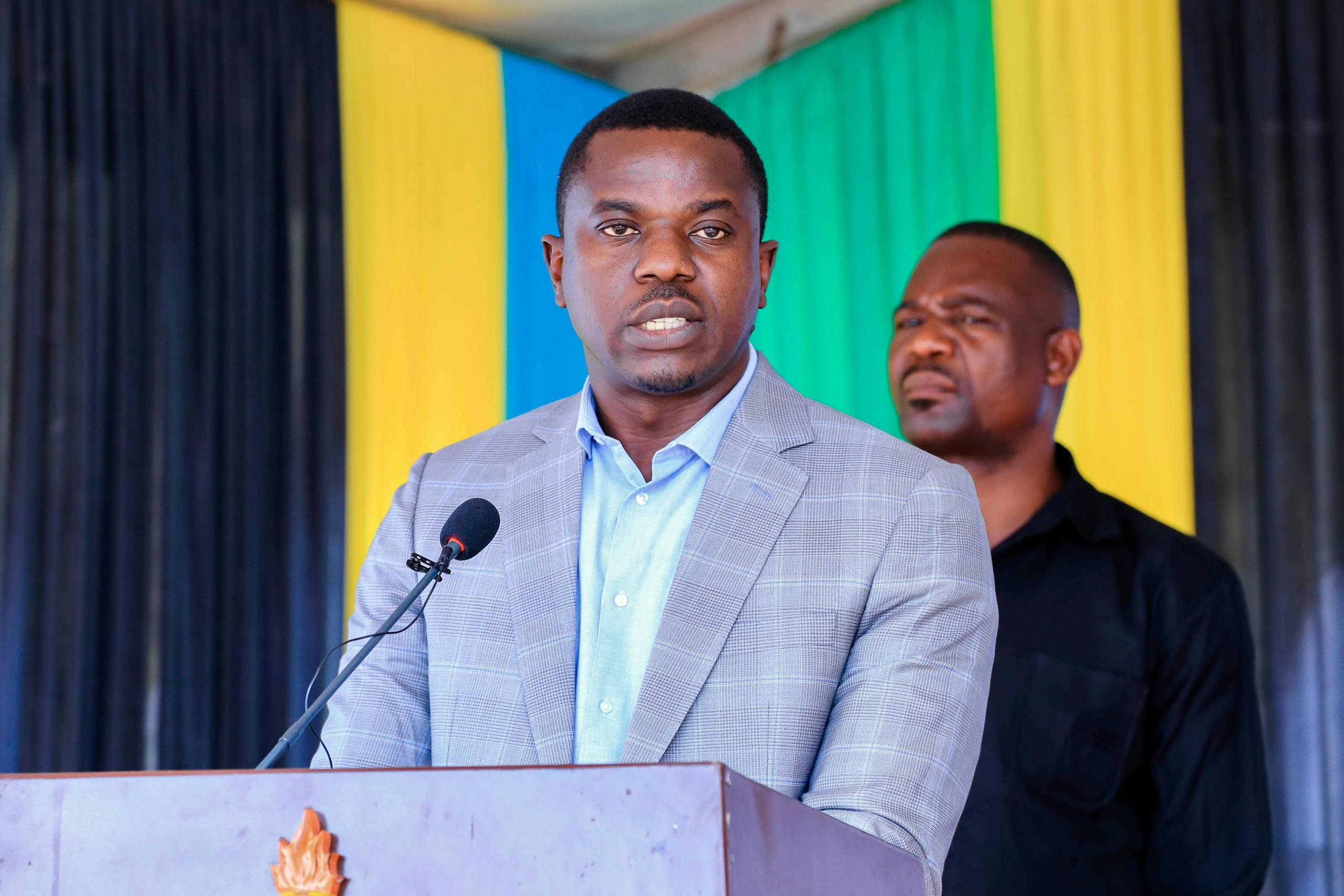 <p>Waziri wa Mambo ya Ndani ya Nchi, Innocent Bashungwa amevihimiza Vyama vya Siasa pamoja na Wagombea wa Urais, Ubunge na Udiwani kunadi sera zao kwa Wananchi bila kutumia lugha ya matusi au kuanzisha vurugu zinazoweza kuhatarisha amani, pia amewasisitiza Wananchi kushiriki katika shughuli za kisiasa wakati wa kampeni za Uchaguzi Mkuu na kushiriki kupiga kura Oktoba 29, 2025.</p>