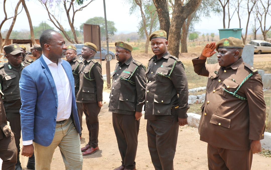 <p>Katibu Mkuu wa Wizara ya Mambo ya Ndani ya Nchi,Ally Senga Gugu ameliagiza Jeshi la Magereza nchini Kuongeza ufanisi katika shughuli zake za uzalishaji ikiwemo kilimo,ufugaji na uzalishaji wa bidhaa za viwandani huku akilitaka jeshi hilo kuhakikisha linazalisha mazao kwa wingi na  kuuza ndani na nje ya mipaka ya Tanzania baada ya kukamilisha jukumu la kulisha askari magereza na wafungwa. Ametoa rai hiyo wakati wa Ziara ya Ukaguzi wa Mazao ya Mahindi yaliyovunwa katika Gereza la Kilimo la Songwe na Gereza la uzalishaji wa sabuni katika Gereza la Ruanda mkoani Mbeya.</p>