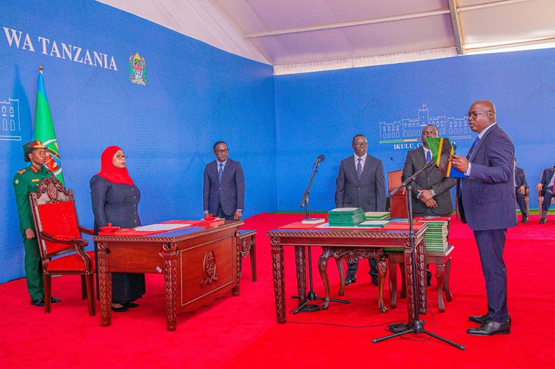 Rais wa Jamhuri ya Muungano wa Tanzania, Mhe. Dkt. Samia Suluhu Hassan akimuapisha Mhe. Denis Lazaro Londo kuwa Naibu Waziri wa Mambo ya Ndani ya Nchi kwenye hafla ya uapisho iliyofanyika Ikulu Chamwino jijini Dodoma, Novemba 18, 2025