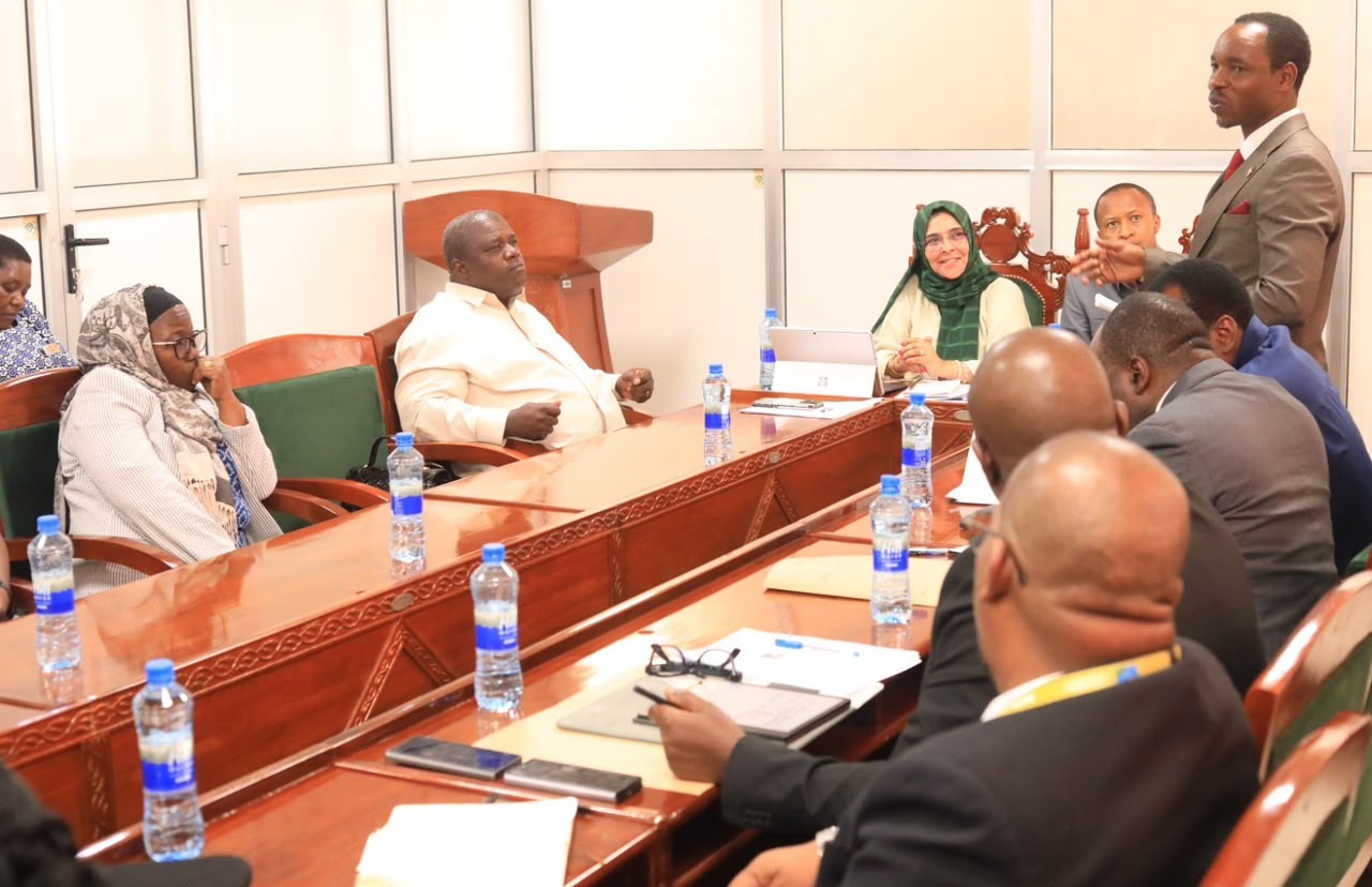 <p>Waziri wa Mambo ya Ndani ya Nchi, Patrobas Katambi amewasilisha Taarifa ya Utekelezaji wa Majukumu ya Mamlaka ya Vitambulisho vya Taifa (NIDA) na Masuala ya Idara ya Uhamiaji. Waziri Katambi amewasilisha taarifa hizo mbele ya Kamati ya Kudumu ya Bunge Ya NUU jijini Dodoma</p>