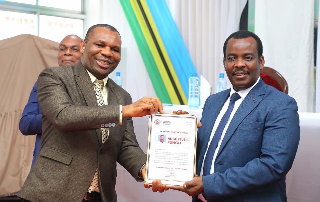 <p>Naibu Waziri wa Mambo ya Ndani ya Nchi na Mwenyekiti wa Baraza la Taifa la Usalama Barabarani, Mhe. Ayoub Mohammed Mahmoud, amesema usalama barabarani ni jukumu la kila Mtanzania, hivyo kila Taasisi na Mwananchi wanapaswa kushiriki kikamilifu katika juhudi za kuzuia ajali na kulinda maisha ya watumiaji wa barabara. Mhe. Mahmoud amesema hayo jijini Arusha, wakati akifunga Wiki ya Mabalozi wa Usalama Barabarani Tanzania (RSA) iliyobebwa na kaulimbiu ya “Zuia Ajali, Fanikisha Dira 2050,”</p>